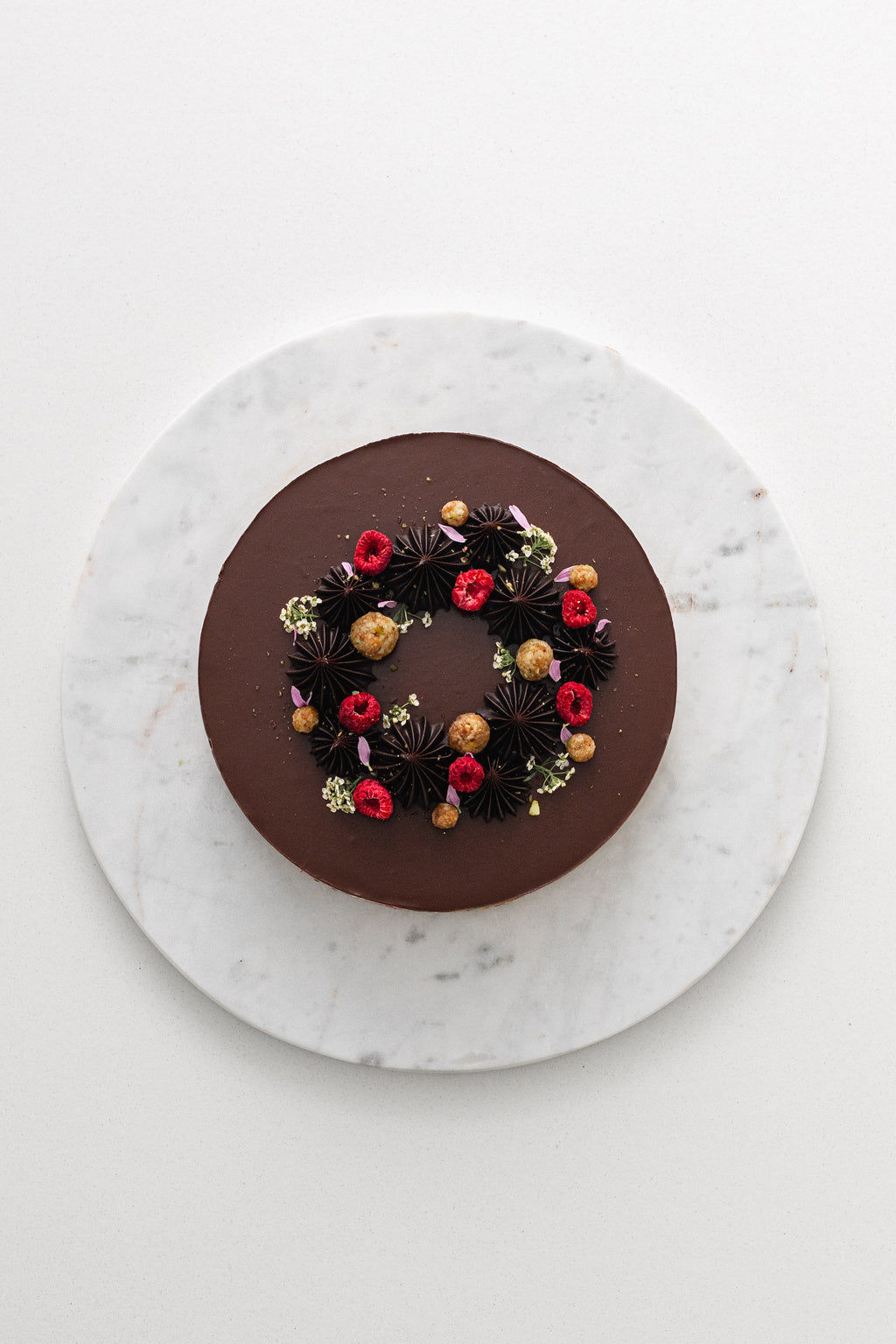 Datolya, pisztácia, málna, kókusz, étcsokoládé torta