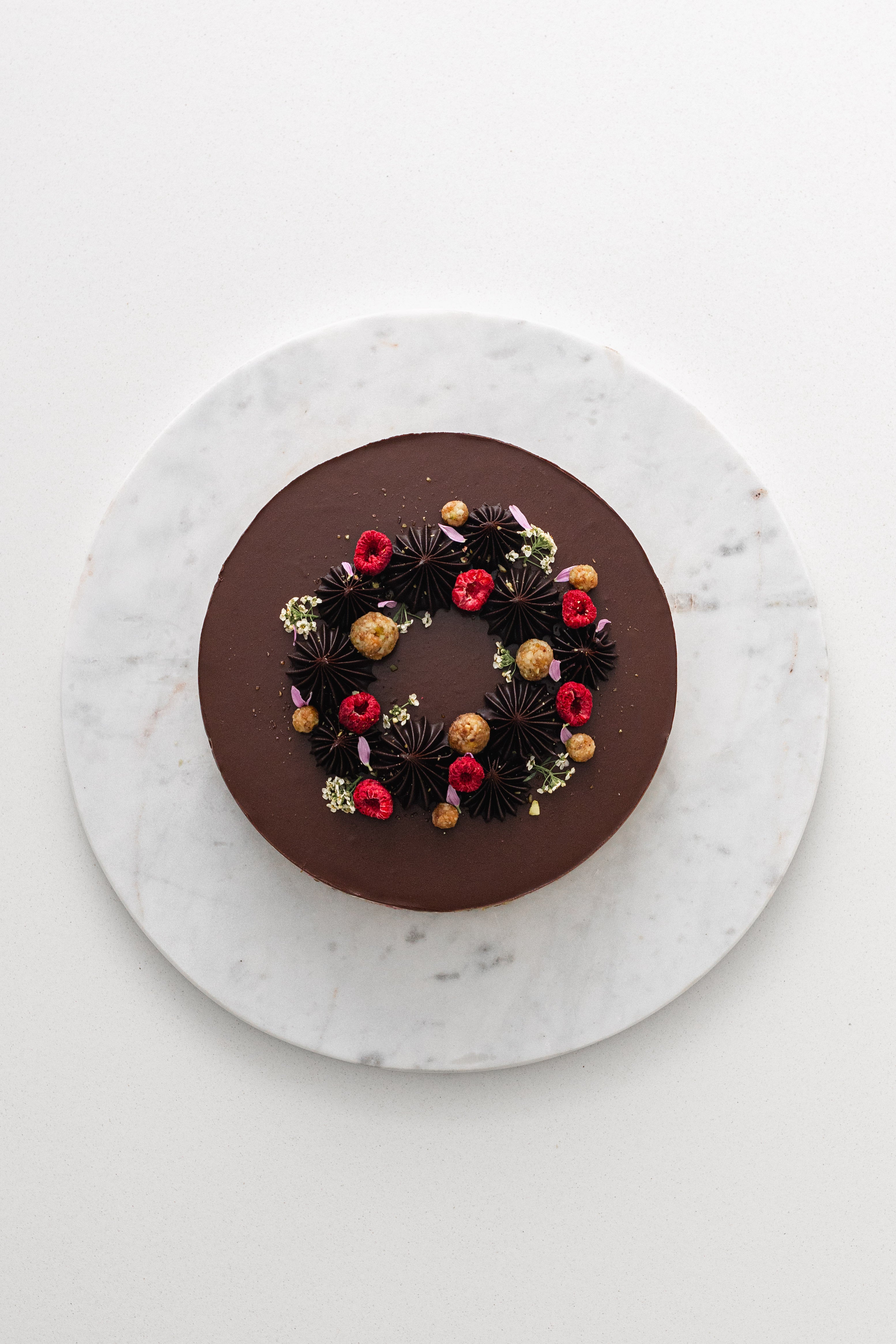 Datolya, pisztácia, málna, kókusz, étcsokoládé torta