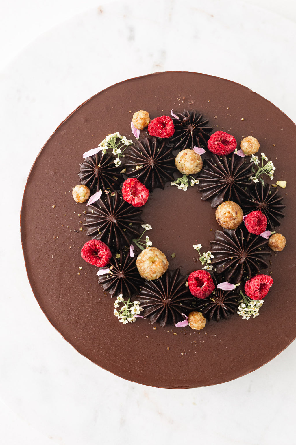 Datolya, pisztácia, málna, kókusz, étcsokoládé torta