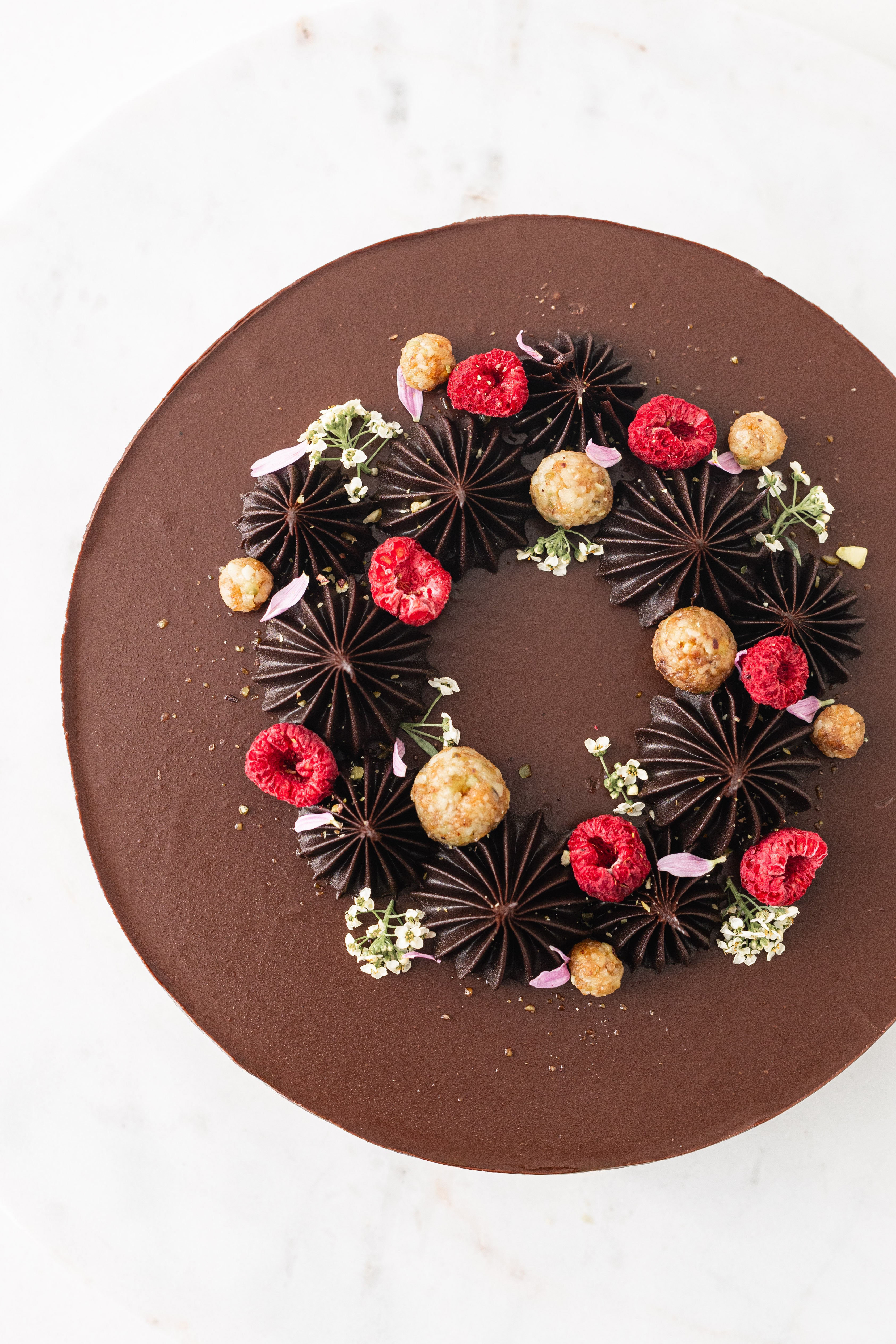 Datolya, pisztácia, málna, kókusz, étcsokoládé torta