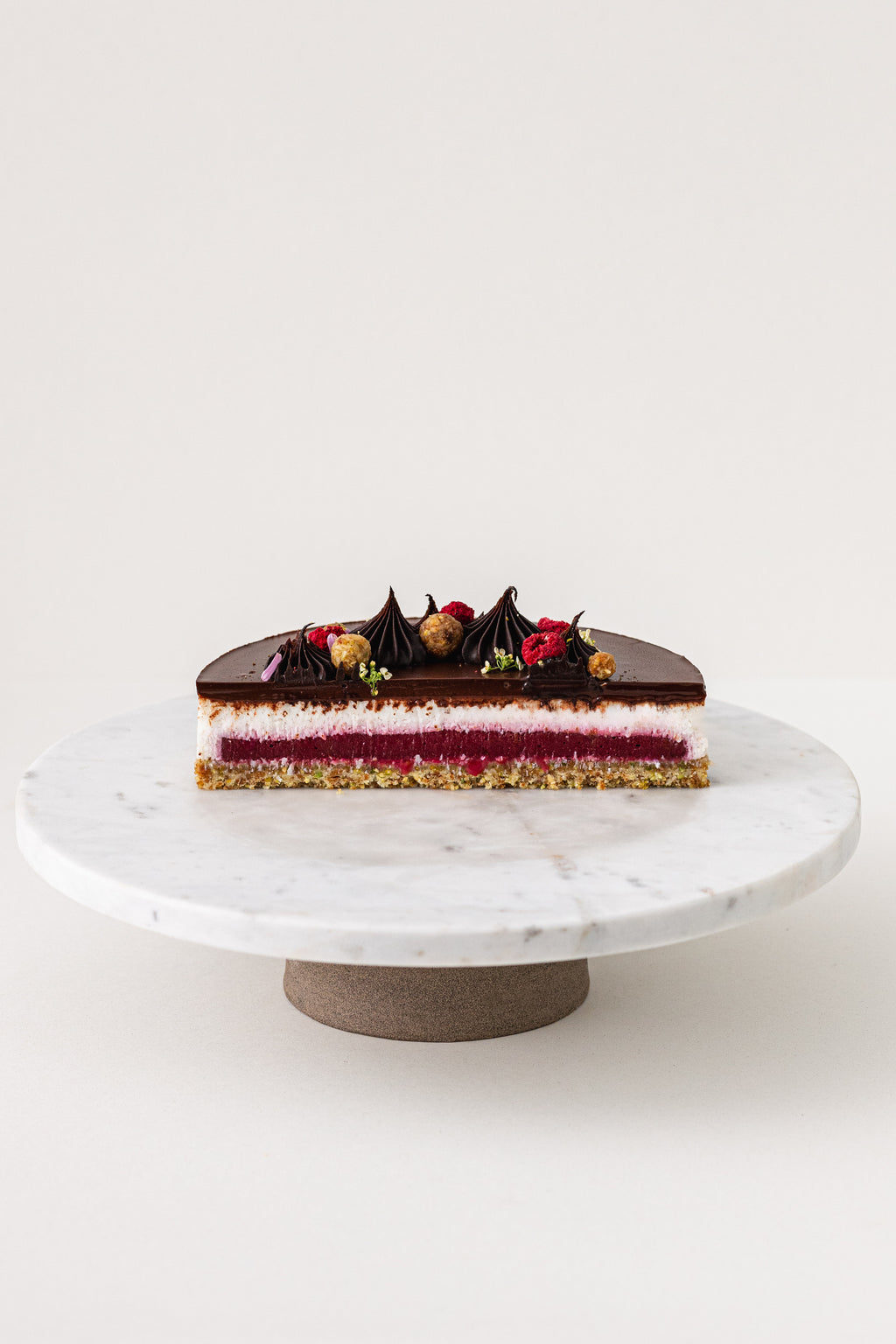 Datolya, pisztácia, málna, kókusz, étcsokoládé torta