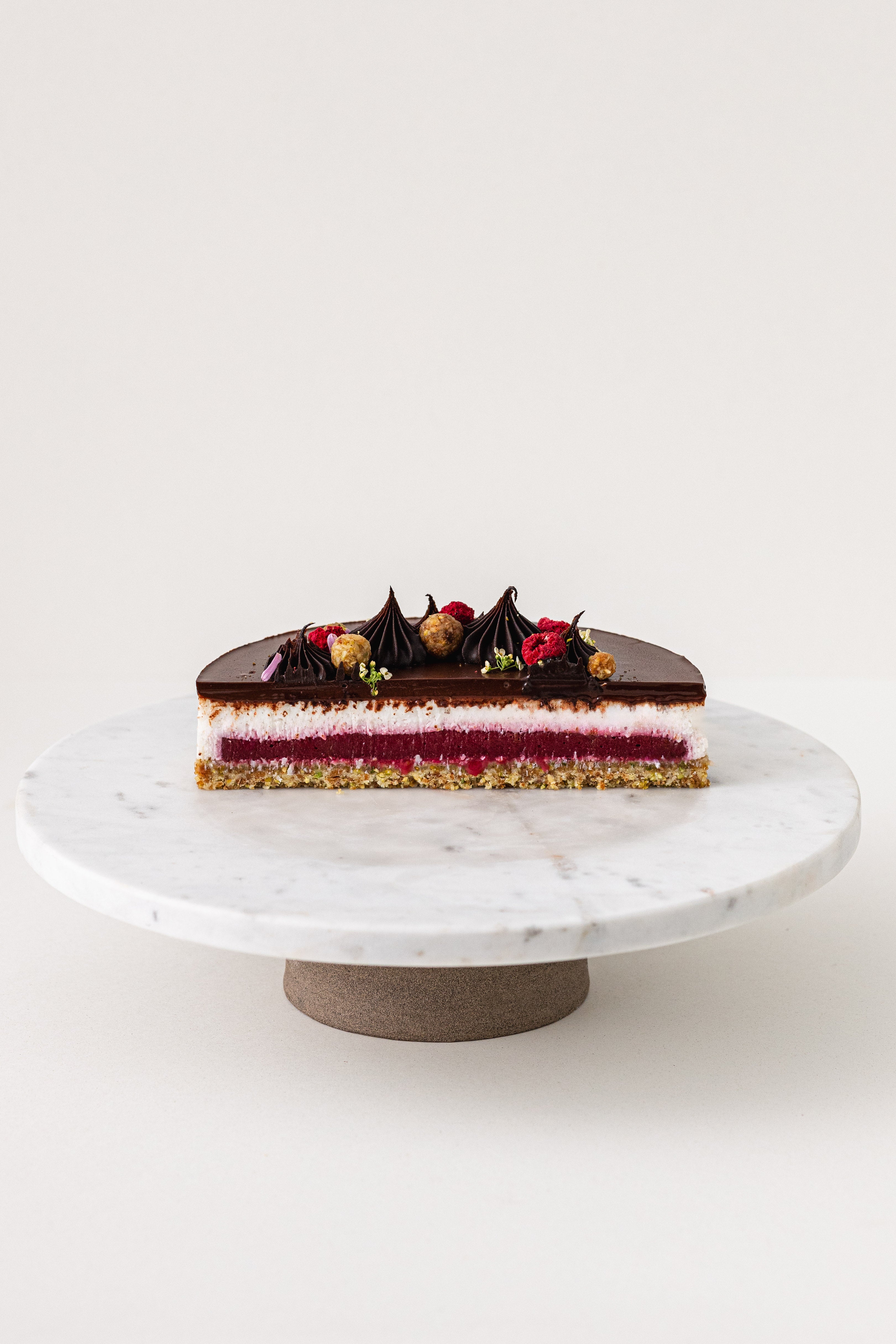 Datolya, pisztácia, málna, kókusz, étcsokoládé torta